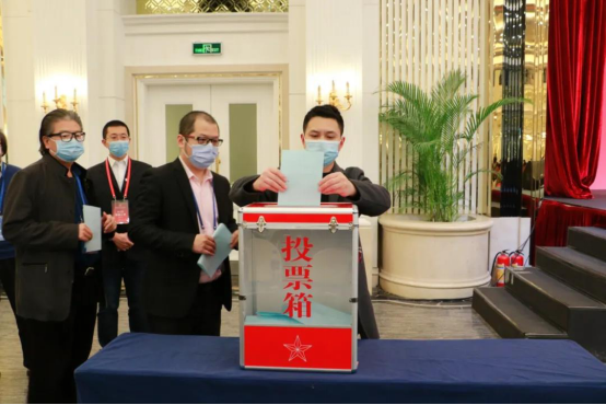 中國演藝設(shè)備技術(shù)協(xié)會第七屆第一次會員代表暨第一次理事會議在廣州成功舉辦。祝賀恩平市海天電子科技有限公司成為中國演藝設(shè)備技術(shù)協(xié)會第七屆常務(wù)理事單位。